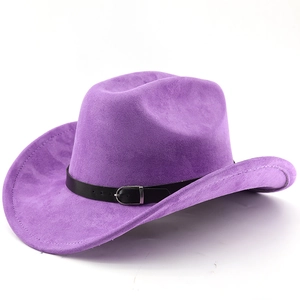 Lila Cowboyhut aus Wildleder mit schwarzem Lederband und Metallschnalle auf weißem Grund