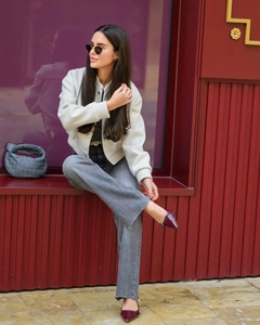 Style de rue avec veste de baseball blanche, jean gris et chaussures plates pointues rouges