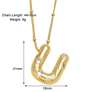 Détail montrant les dimensions du collier avec pendentif lettre U doré et zircons