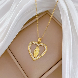 Collana di lusso con ciondolo a cuore dorato, cristalli incastonati e rilievo su seta bianca