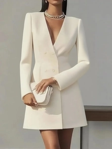 Detailansicht eines weißen zweireihigen Blazer-Kleides mit Schulterpolstern und V-Ausschnitt