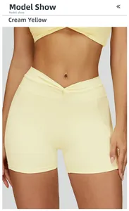 Dettaglio degli shorts da yoga giallo crema a vita alta con cintura a V incrociata