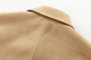 Détail de la couture du col d'une veste en cuir camel montrant la qualité des finitions
