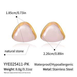 Détail des boucles d'oreilles en pierre naturelle rose avec cadre en acier inoxydable