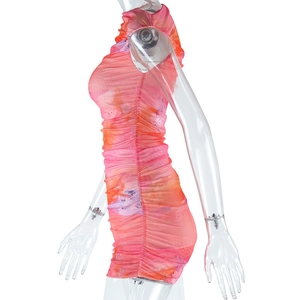 Détail de la mini robe en tulle orange à imprimé floral avec des plis froncés