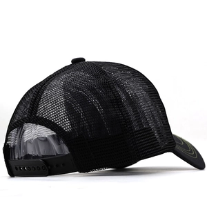 Detail des verstellbaren Snapback-Verschlusses und Mesh-Rückseite der schwarzen Angelkappe