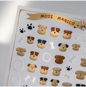 Vue macro d'autocollants 3D pour ongles avec chiens de dessins animés et petits os
