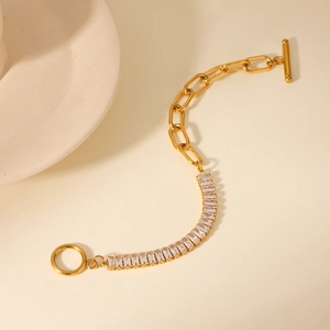 Makro-Detail des goldenen OT-Verschluss Armbands mit Zirkonia-Steinen und Gliederkette