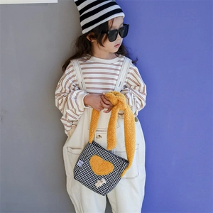 Sac bandoulière enfant à carreaux avec haut rayé et salopette crème pour un look mode