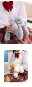 Vue détaillée des peluches éléphant et lapin aux textures douces et nœuds mignons