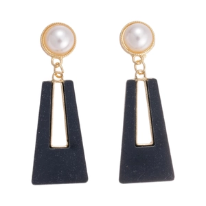 Boucles d'oreilles géométriques carrées avec perles et pendentifs trapèzes noirs