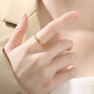 Nahaufnahme eines minimalistischen, 18 Karat vergoldeten Edelstahlrings mit mattierter Oberfläche