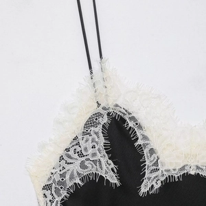Top caraco en satin noir avec bordure en dentelle de cils blanche sur le décolleté