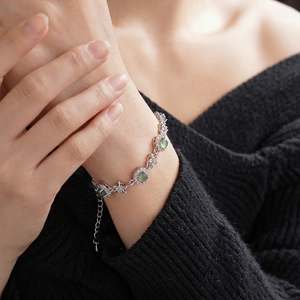 Bracelet Élégant En Cuivre Avec Pierres Gemmes Vertes Et Breloques Étoiles En Zircon Design Fleur Bijoux De Main Réglables Pour Femmes
