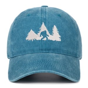 Berretto da baseball in denim blu lavato con ricamo Bigfoot bianco e alberi di pino