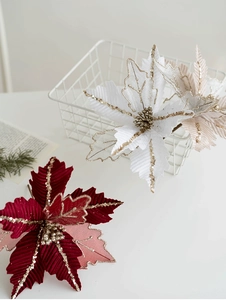 Dettaglio di fiori di poinsettia glitterati da 25 cm per decorare l'albero di Natale