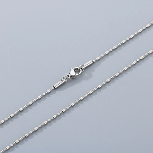 Détail macro du collier chaîne à billes en acier inoxydable avec fermoir mousqueton solide