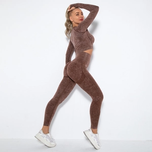 Detail eines kaffeebraunen nahtlosen Yoga-Sets mit Acid-Wash-Textur und gerippten Formlinien
