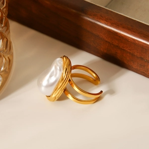 Détail d'une perle baroque sur une bague ajustable en acier titane doré à double couche