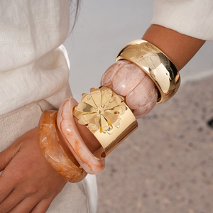 Ensemble de bracelets en métal doré et résine acrylique au style vintage et minimaliste