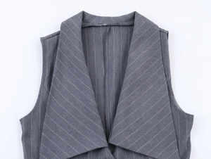 Détail du col de gilet à rayures grises et coutures d'épaule pour tenue de style Y2K