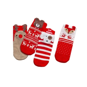 Détail de quatre chaussettes de Noël en coton avec têtes d'animaux 3D en rouge et kaki