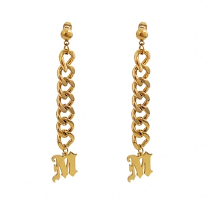 Boucles d'oreilles tendance avec chaîne dorée et pendentif lettre M sur fond blanc