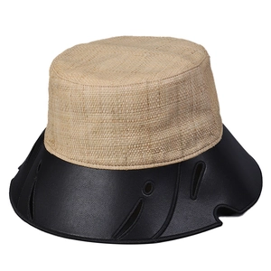 Cappello a secchiello in rafia con tesa in pelle e intagli a forma di petalo