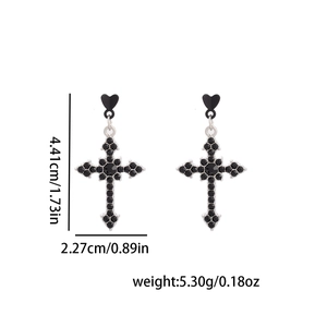 Vue détaillée montrant les dimensions et le poids des boucles d'oreilles cœur et croix