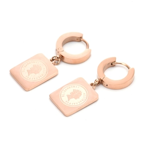 Roségoldene Ohrringe mit quadratischem Münzanhänger und Relief von Elizabeth II