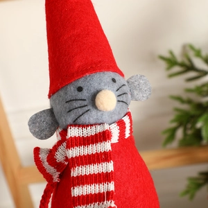 Charmante souris de Noël en peluche avec écharpe rouge et détails en feutre gris