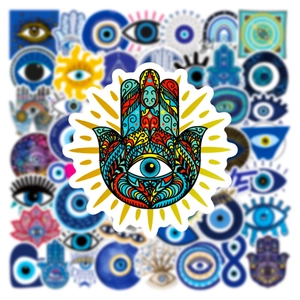 Dettaglio di un adesivo colorato Mano di Fatima e Malocchio in PVC con motivi boho