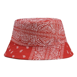 Vista dettagliata della stampa bandana rossa su un tessuto di cappello alla pescatora