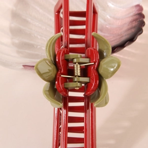 Pinza per capelli a fiore rosso e verde con molla in metallo dorato di alta qualità