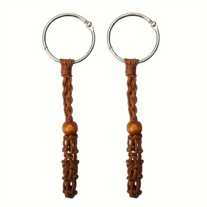 Vue détaillée de porte-clés en maille tissée avec perles en bois et anneaux réglables