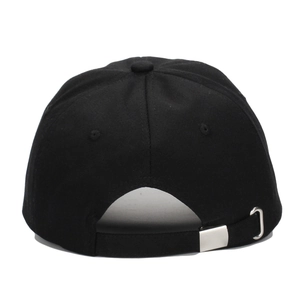 Vue arrière casquette baseball noire coton avec boucle réglable en métal argenté