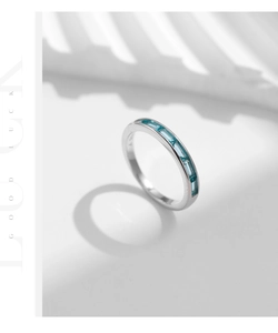 Détail macro d'une bague en argent S925 avec pierres bleues et jeux d'ombre