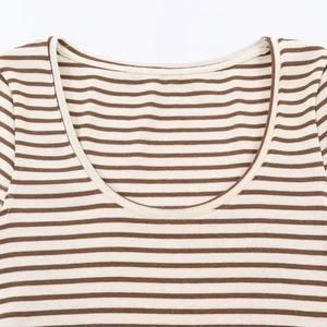 T-shirt slim fit da donna con scollo a U in maglia di cotone a righe marroni e beige