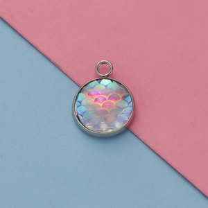 Detailweergave van de 12mm ronde DIY-sieraden hanger met kleurrijk visschubbenpatroon
