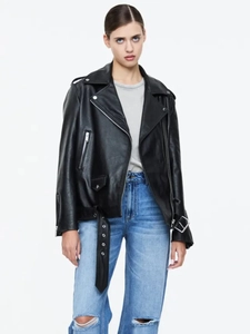 Dettaglio della giacca biker vintage in pelle nera con cerniere in metallo e cintura