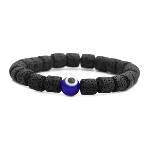 Geometrisches Lavastein-Armband mit blauem Evil Eye Anhänger auf weißem Hintergrund