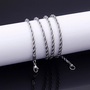 Dettaglio della collana a corda intrecciata in acciaio inossidabile argento con chiusura