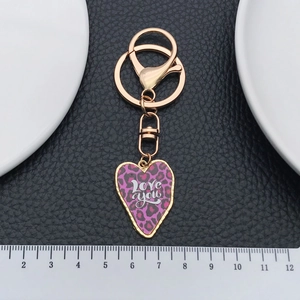 Porte-clés cœur imprimé léopard or rose avec texte Love You sur fond en cuir noir