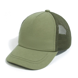 Detail der armee-grünen Kinder-Mesh-Trucker-Kappe mit atmungsaktivem Netz und fester Front