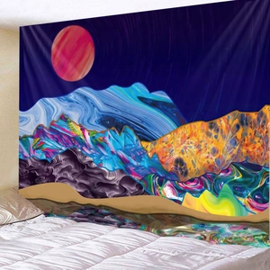 Tapisserie abstraite avec lune rouge et paysage de montagne coloré sur un mur blanc