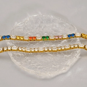 18k vergoldetes Tennisarmband mit bunten Zirkonia-Steinen im quadratischen Schliff