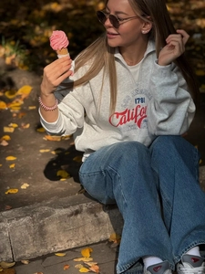 Streetwear γκρι ανοιχτό φούτερ με μισό φερμουάρ, τύπωμα και μπλε φαρδύ τζιν παντελόνι