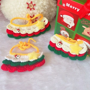 Détail de colliers de Noël crochetés pour animaux avec étoiles et pendentifs Santa