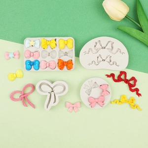 Detail von DIY-Silikonformen mit verschiedenen Schleifen- und Banddesigns für Fondant