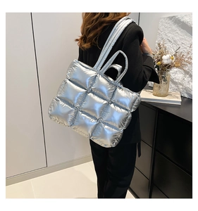 Borsa tote trapuntata argento con finitura metallica portata a tracolla